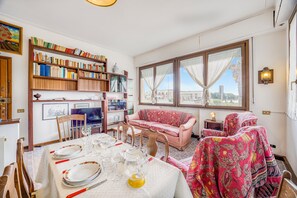 21-inch flat-screen TV with cable channels - Annamaria's House 200m From Sea (Viareggio)