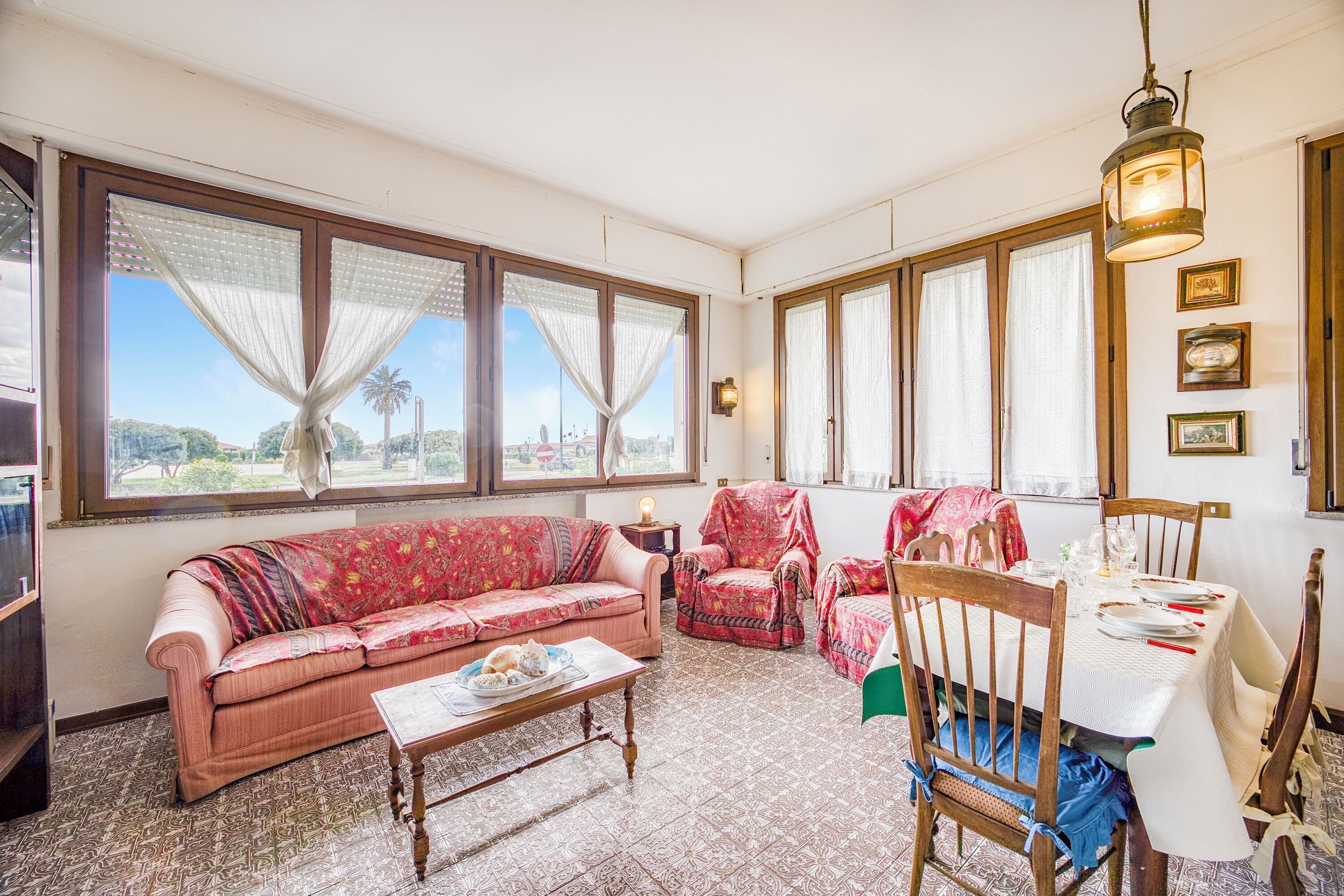 Appartamento familiare, camere multiple (Annamaria's House Beachfront) | Area soggiorno | TV a schermo piatto 21 pollici con canali via cavo