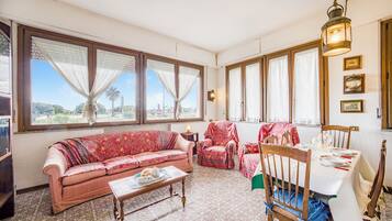 Appartamento familiare, camere multiple (Annamaria's House Beachfront) | Area soggiorno | TV a schermo piatto 21 pollici con canali via cavo