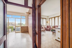 21-inch flat-screen TV with cable channels - Annamaria's House 200m From Sea (Viareggio)