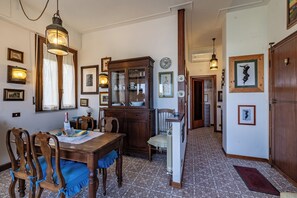 Departamento familiar, varias habitaciones (Annamaria's House Beachfront) | Restaurantes