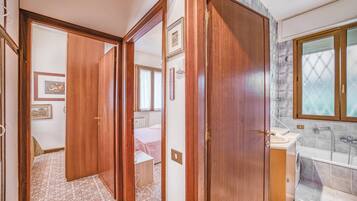 Appartement Familial, 2 chambres, four à micro-ondes (Annamaria's House Beachfront) | Salle de bain