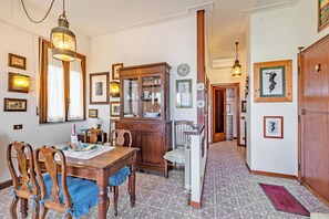 Apartamento família, 2 quartos, micro-ondas (Annamaria's House Beachfront) | Parte interna