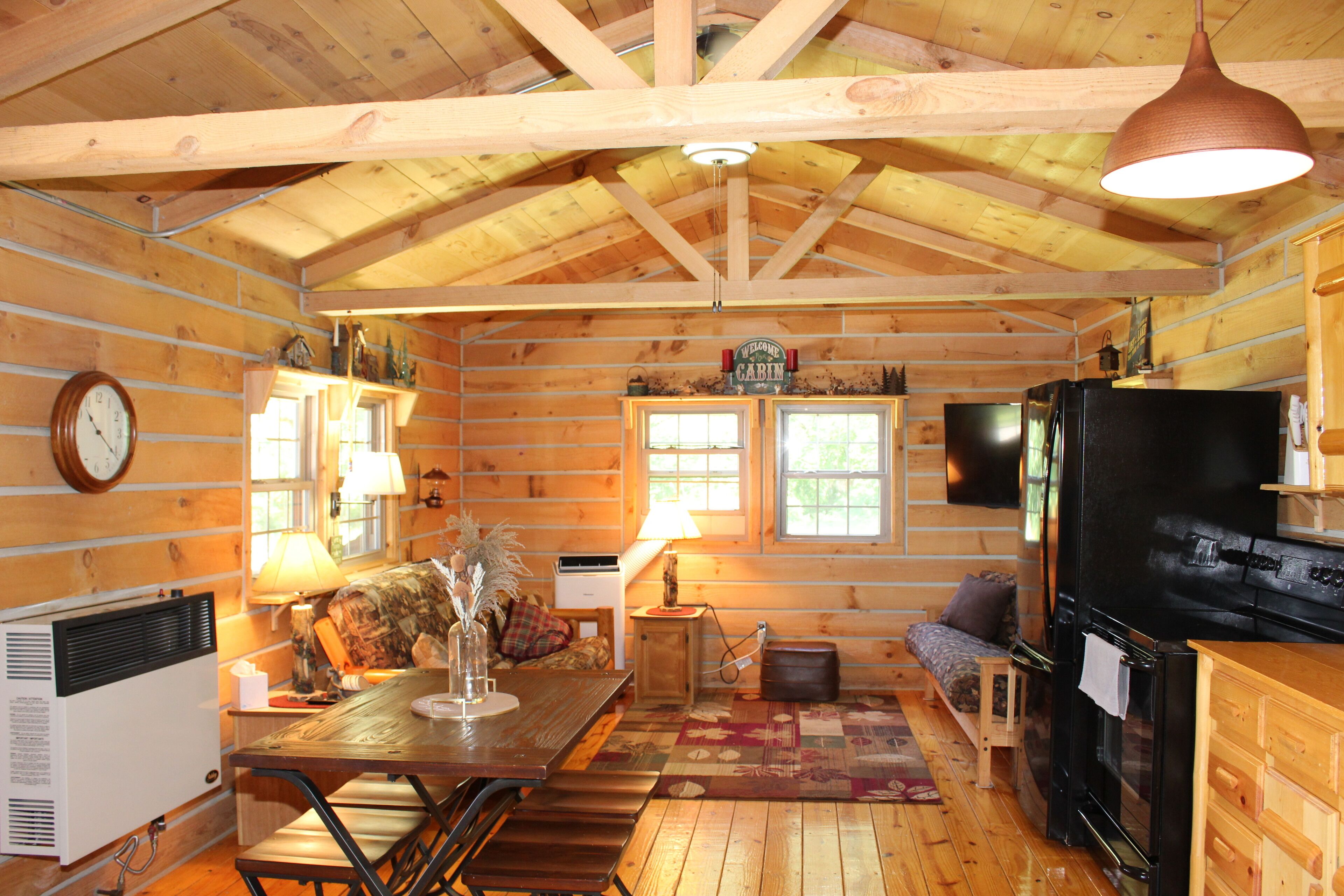 Tiny Cabin: Stunning Views, 22 Acres, Sleeps 6, Walking Trails, Rural Escape