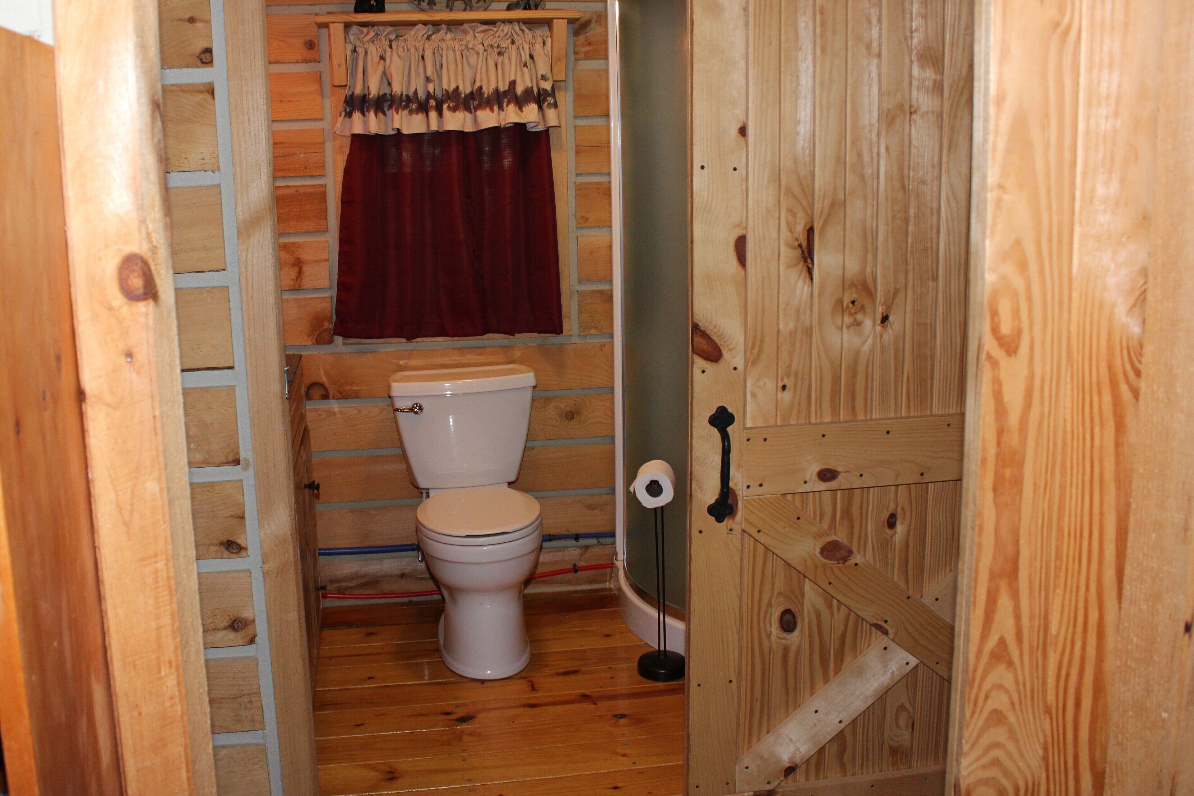 Tiny Cabin: Stunning Views, 22 Acres, Sleeps 6, Walking Trails, Rural Escape