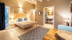 A bedroom with a bed, bedside table, lamp, and a view of the bathroom. - Azalo Country House (Avola)