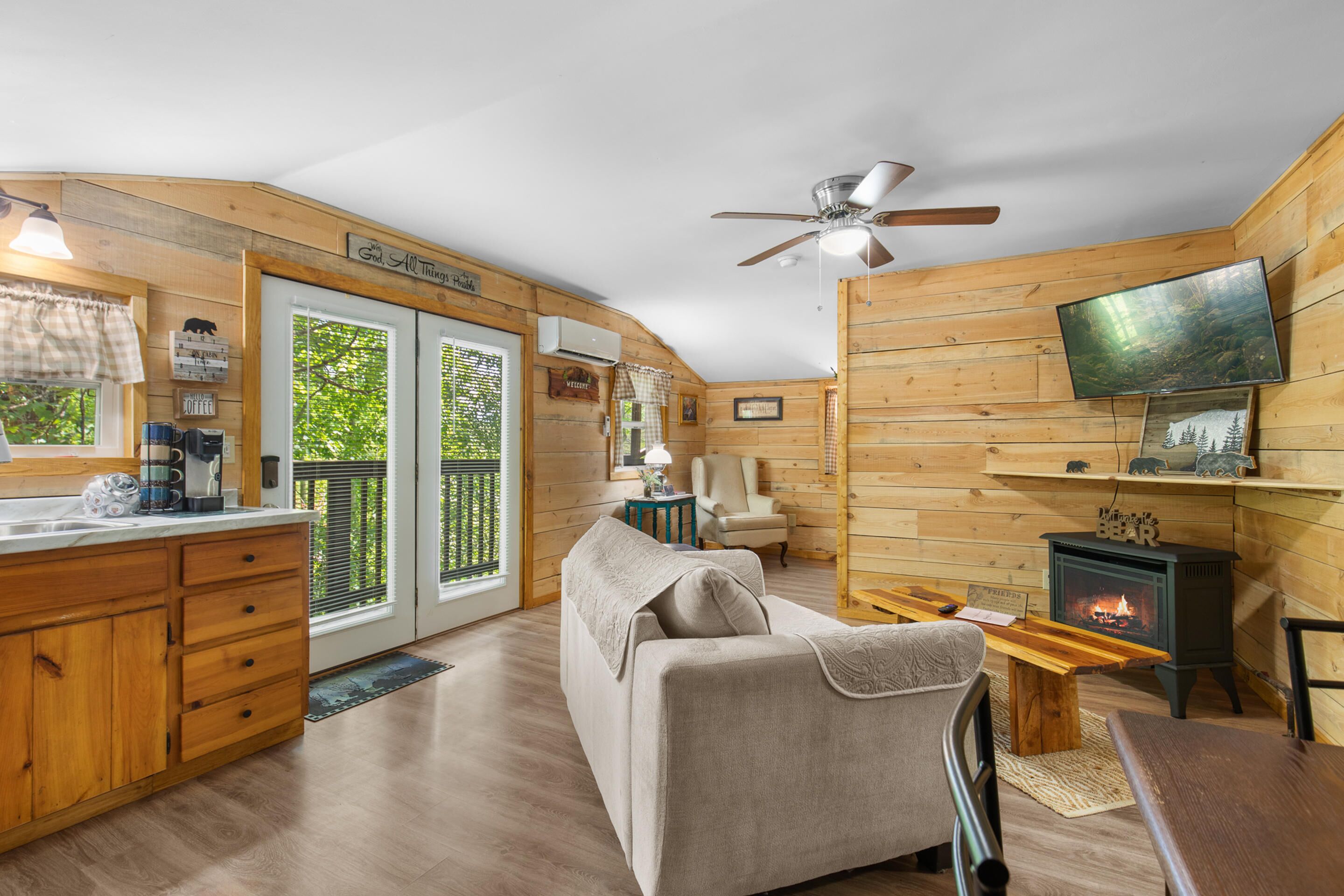 Bear's Tree | Cozy Cabin + Pet Friendly