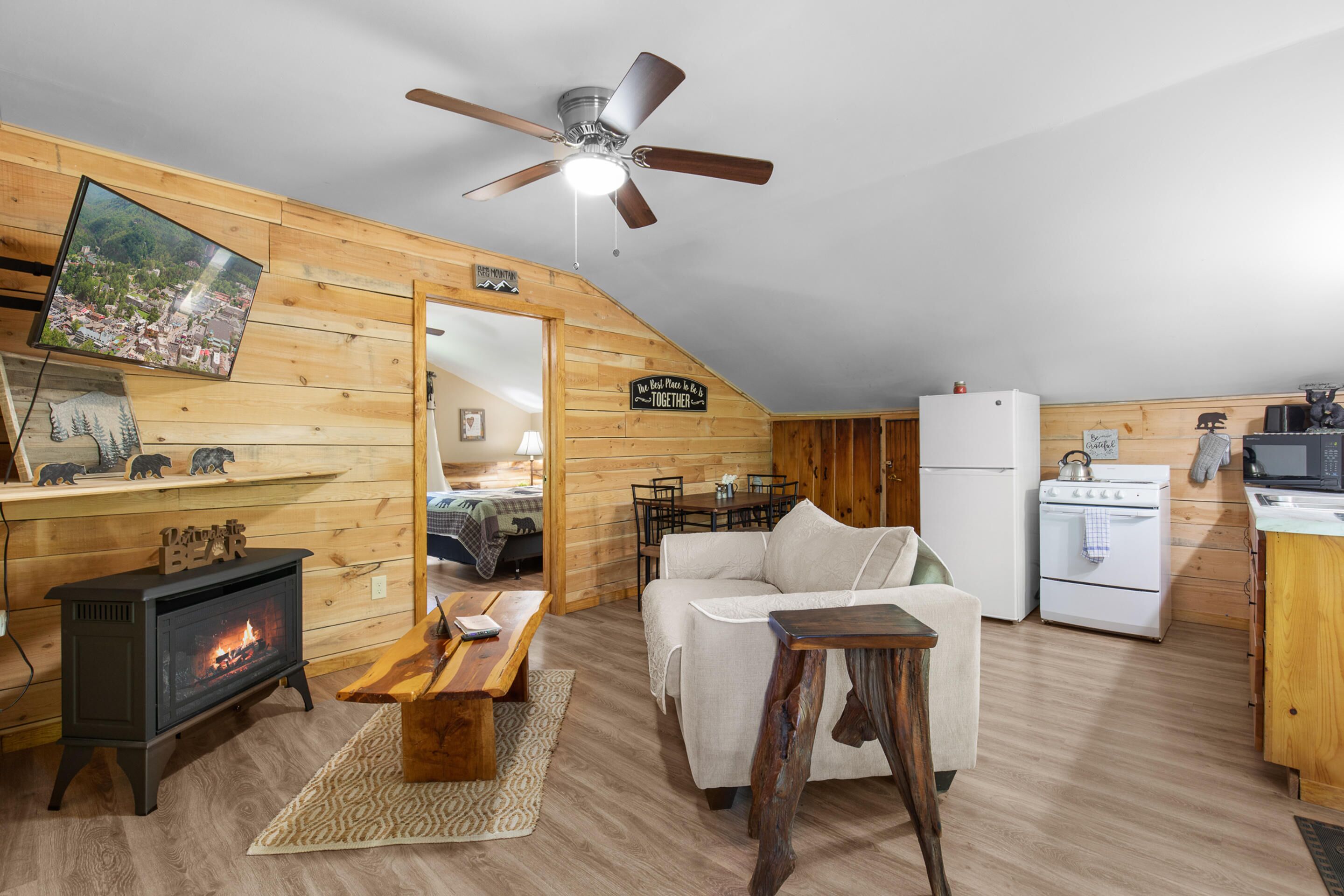 Bear's Tree | Cozy Cabin + Pet Friendly