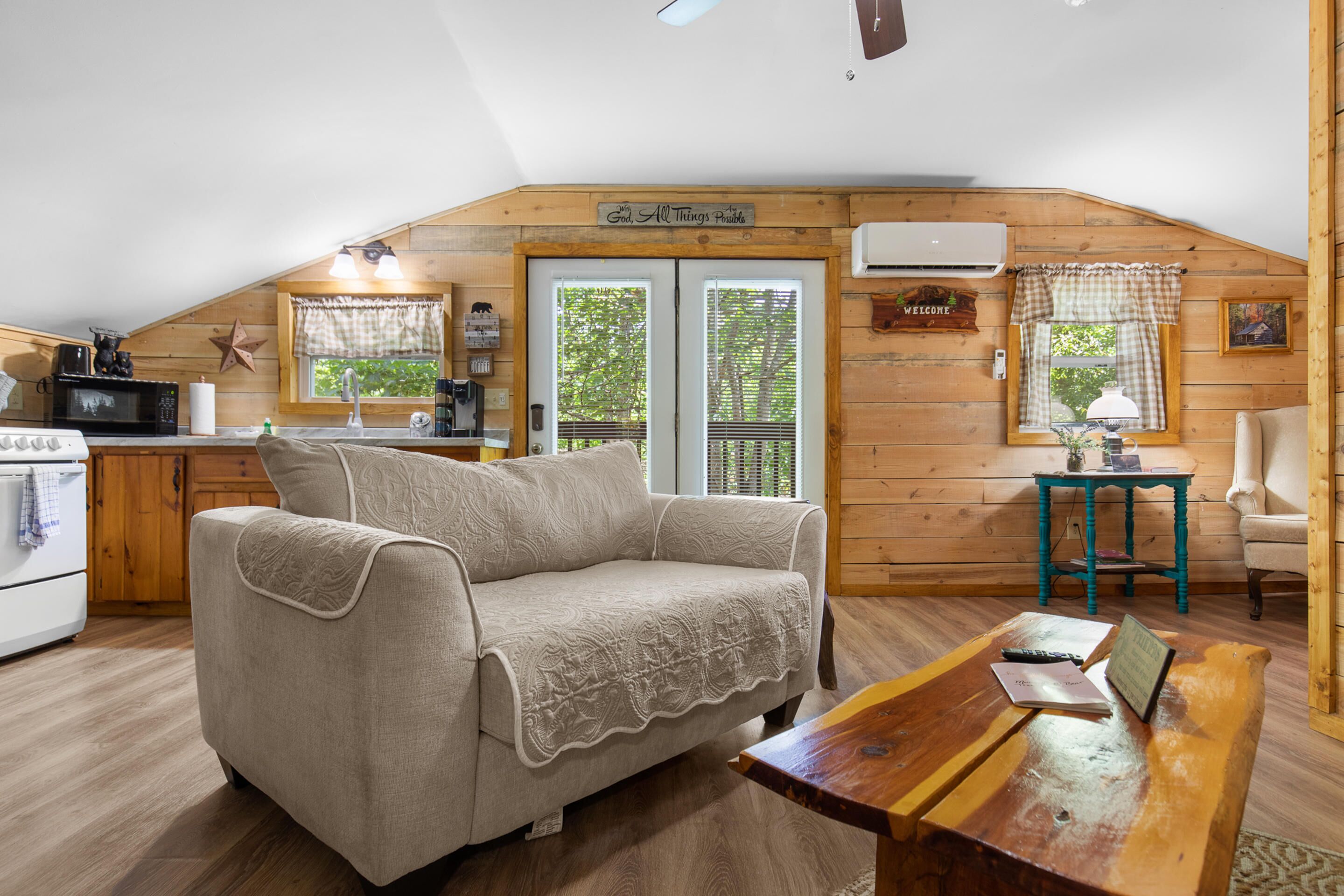 Bear's Tree | Cozy Cabin + Pet Friendly