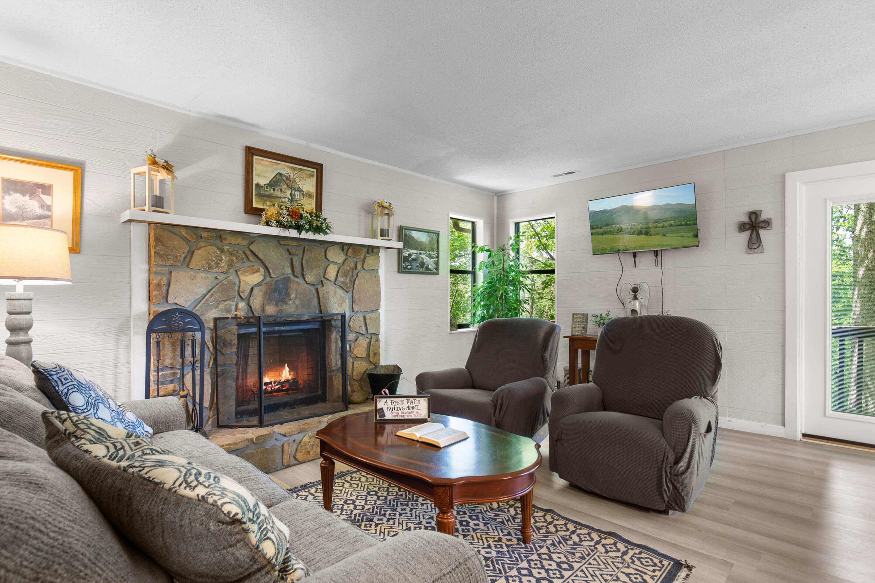 Heavenly Mountain View | Smoky Mountain Cabin + Fishing Pond!