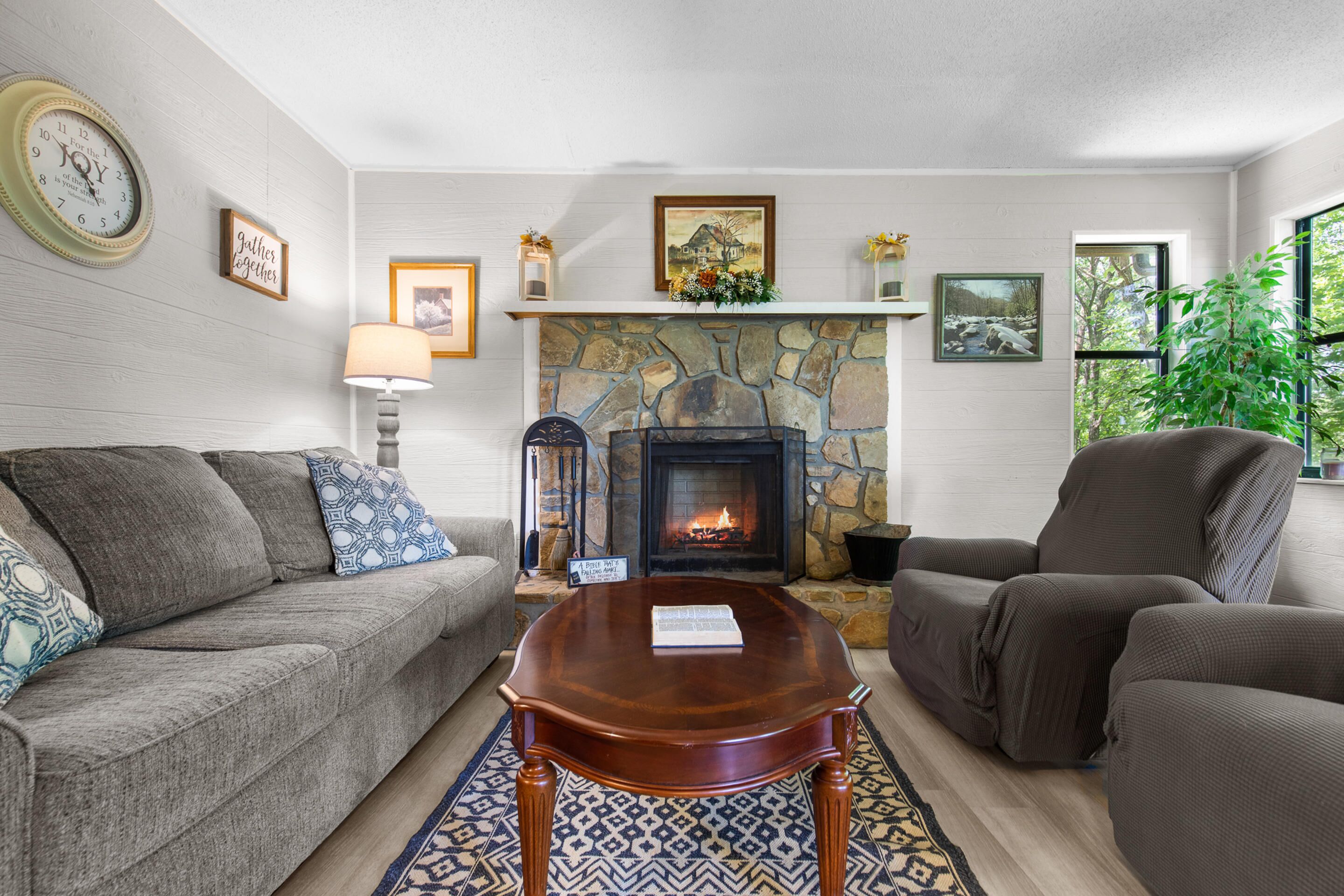 Heavenly Mountain View | Smoky Mountain Cabin + Fishing Pond!