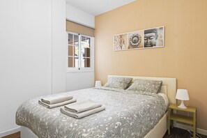 2 soveværelser, pengeskab på værelset, skrivebord, strygejern/strygebræt