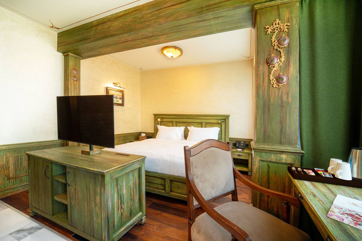 Superior Room, 1 King Bed, Non Smoking, Balcony | Premium bedding, in-room safe, desk, laptop workspace