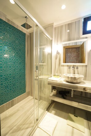 Chambre Supérieure, 1 très grand lit, non-fumeurs, balcon | Salle de bain | Douche, douche à « effet pluie », sèche-cheveux, peignoirs
