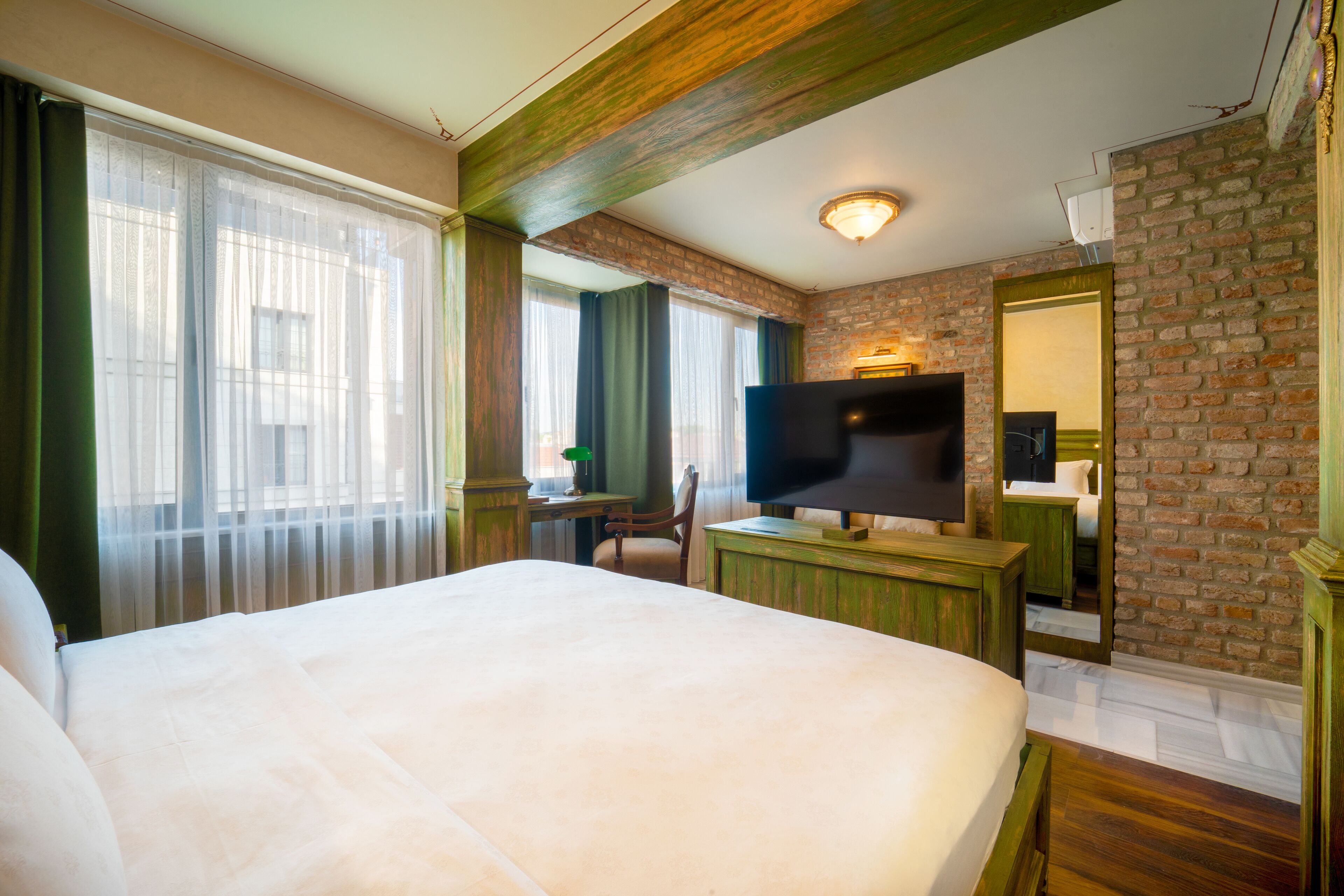 Superior Room, 1 King Bed, Non Smoking, Balcony | Premium bedding, in-room safe, individually decorated