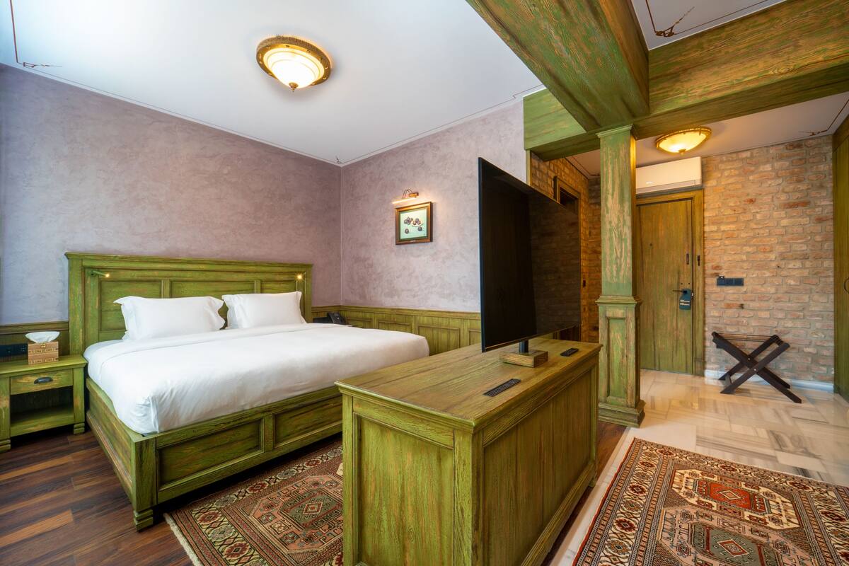Standard Room, 1 Bedroom, Non Smoking | Premium bedding, in-room safe, desk, laptop workspace