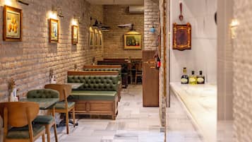 Daily continental breakfast (EUR 15 per person)