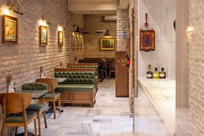 朝食 (コンチネンタル ブレックファスト)、毎日提供 (1 名様 15 EUR)