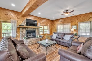 Cabin, Multiple Bedrooms | Living area | Smart TV