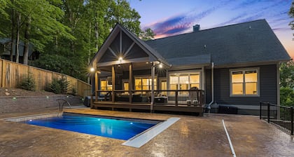 Rainbow’s Edge | Mountain Views, Hot Tub, Game Room & Gourmet Kitchen
