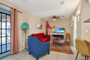 Living area - 🌊Close to Beach, Pet Friendly, Great Outdoor Spaces in SJB | Flip Flop🌊 (St. Joe Beach)