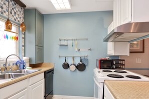 Private kitchen - 🌊Close to Beach, Pet Friendly, Great Outdoor Spaces in SJB | Flip Flop🌊 (St. Joe Beach)