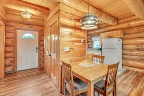 Cabane, 2 chambres | Restauration