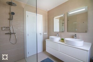 Douche, sèche-cheveux