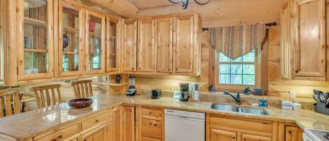 Cabin, 2 Bedrooms | Private kitchen | Fridge, oven, coffee/tea maker, toaster