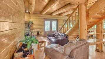 Cabaña, 2 habitaciones | Área de sala de estar | Smart TV