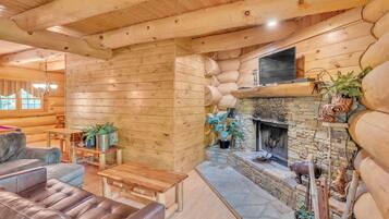 Cabaña, 2 habitaciones | Área de sala de estar | Smart TV