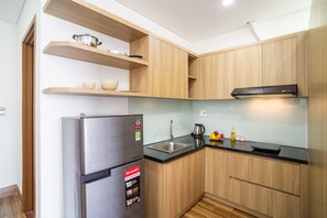 Kühlschrank, Mikrowelle, Wasserkocher, Kochgeschirr/Geschirr/Besteck