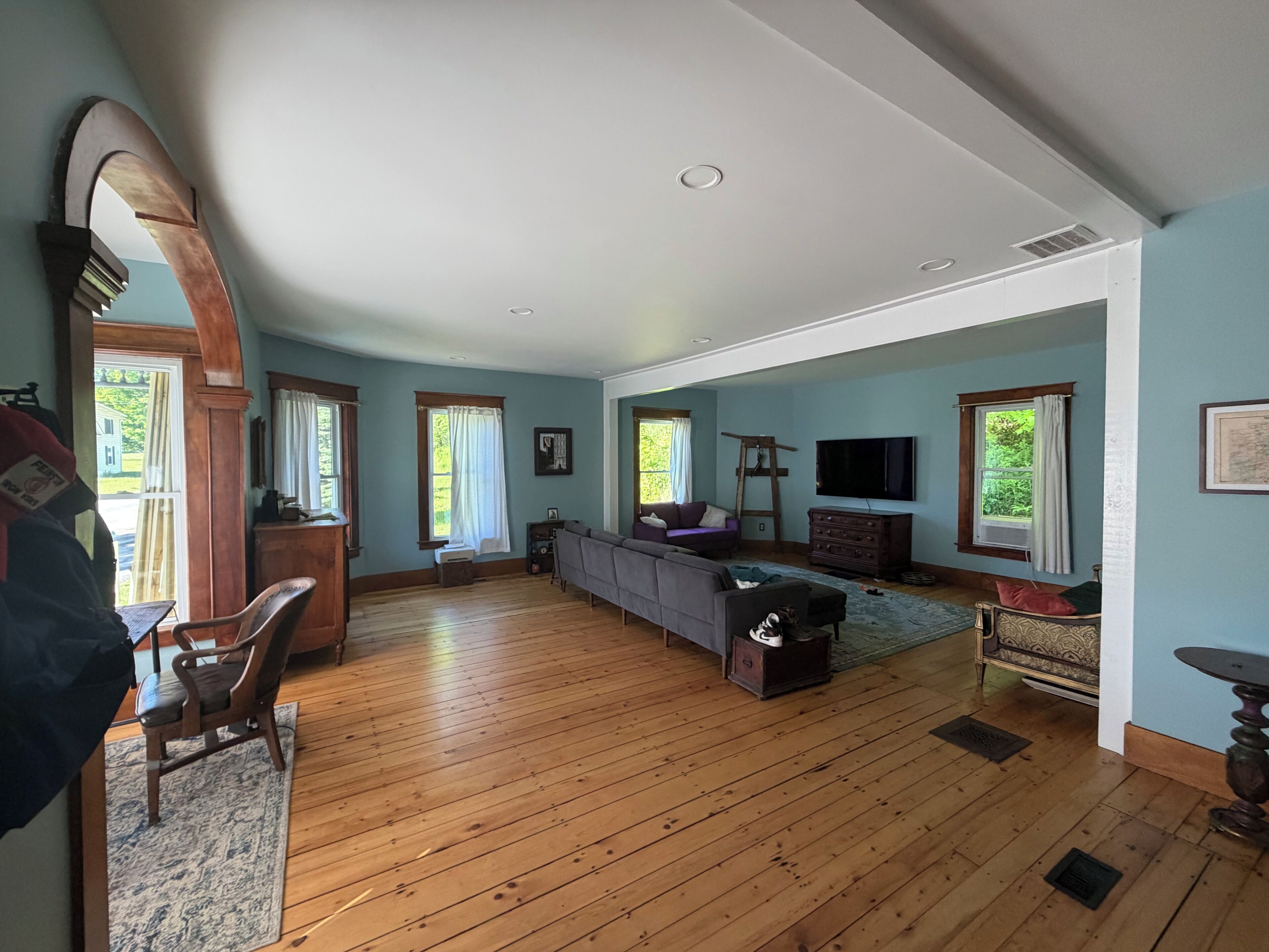 Smart TV, fireplace, books, video library