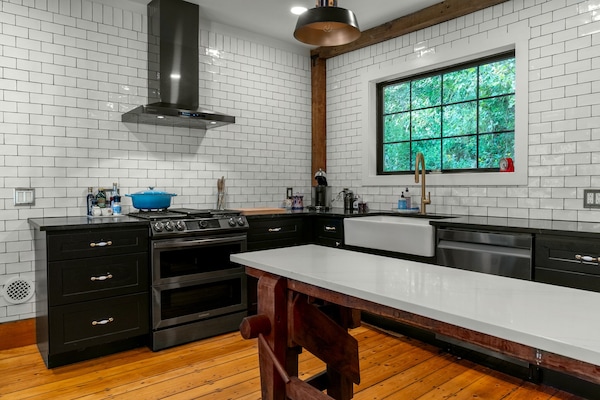 Fridge, oven, stovetop, dishwasher