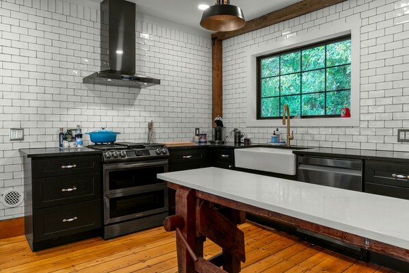 Fridge, oven, stovetop, dishwasher