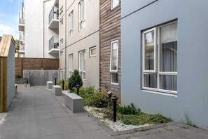Stylish urban residence with a clean design, featuring large windows and a welcoming entrance.