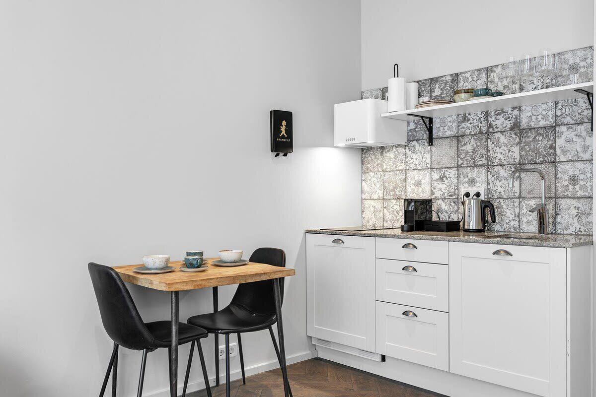Coffee/tea maker, fridge, stovetop, electric kettle