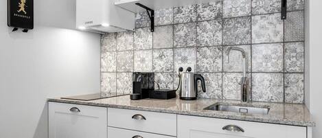 Coffee/tea maker, fridge, stovetop, electric kettle