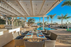 Outdoor dining - 1185 Tamarack 4 Bedroom Home by RedAwning (Carlsbad)