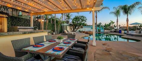 House, 5 Bedrooms | Outdoor dining