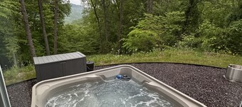 The DEN Shipping Container Cabin-HotTub!-High Speed WiFi!-Great View & Location!