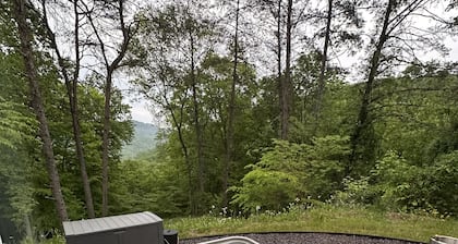 The DEN-HotTub!-High Speed WiFi!-Great View!-Close to NADA Tunnel-Natural Bridge