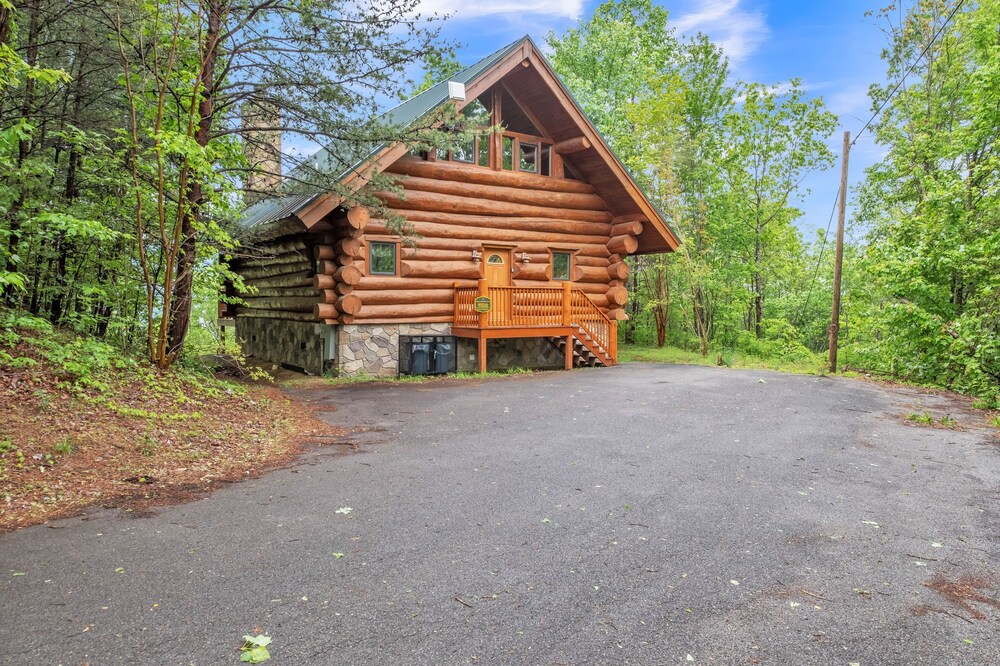 Royal Views - Private Mountain Top Cabin 2 Bedroom Cabin by Redawning