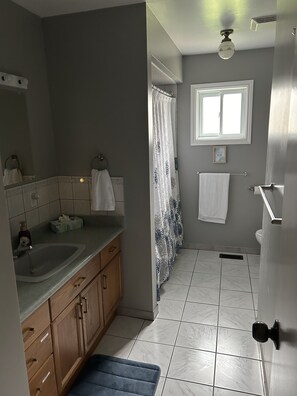 Hair dryer, towels, toilet paper - Welcome to Red door cottage! Sauble Beach! (Sauble Beach)