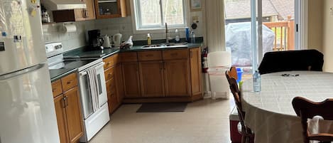 Een koelkast, een magnetron, een oven, een kookplaat