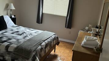 3 bedrooms, desk, iron/ironing board, travel crib