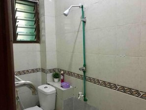 Een douche, handdoeken, zeep