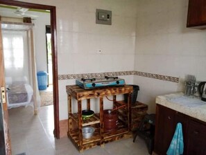 Liesi, vedenkeitin, keittoastiat/astiat/ruokailuvälineet