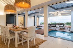 Outdoor dining - Superbe Villa vue mer (Sainte Anne)