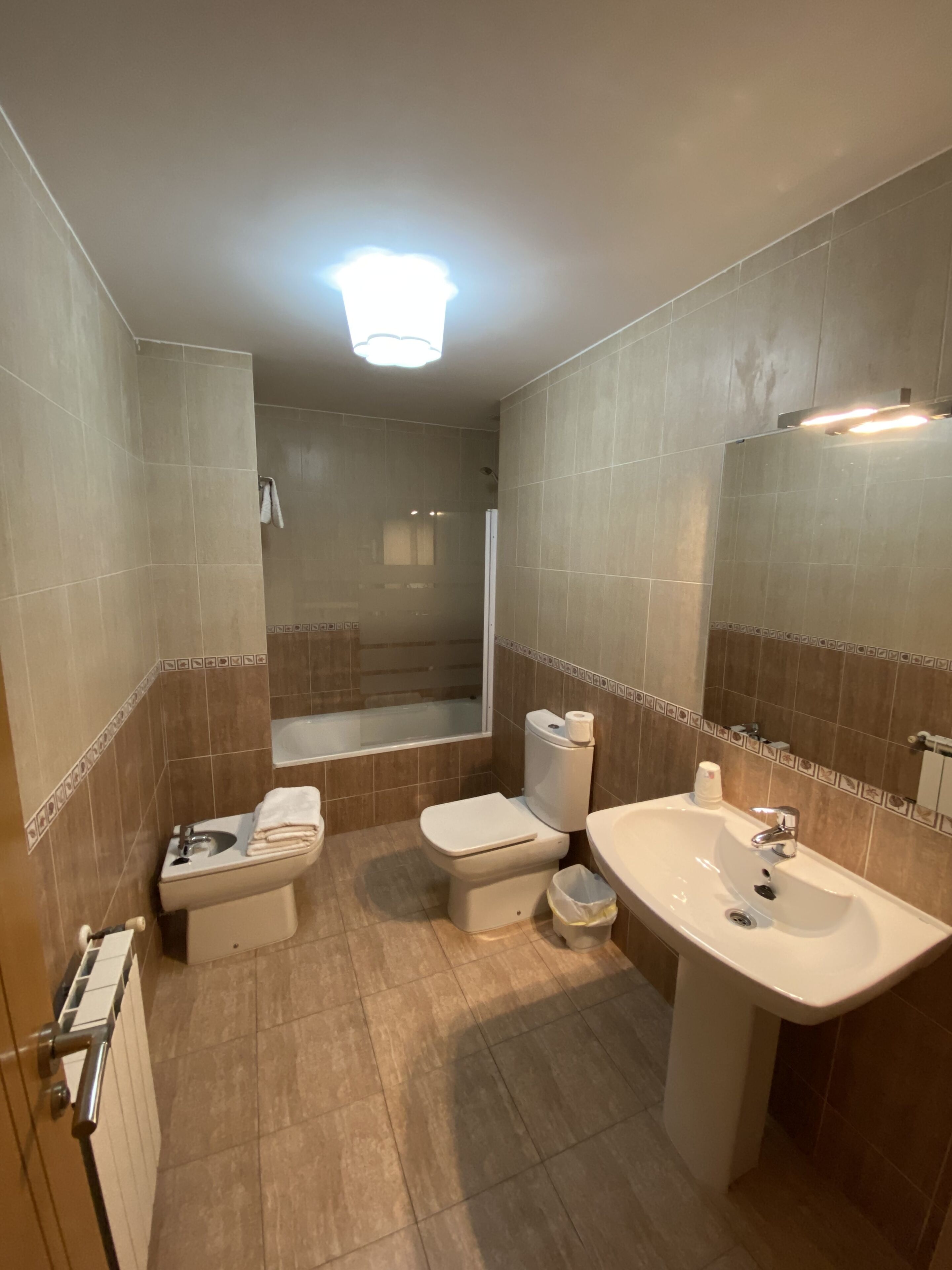 タオル、トイレットペーパー